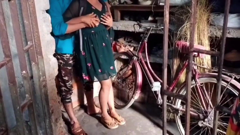 Hot Nisha bhabhi: Деревенская девушка трахается с учителем, когда идет на tution