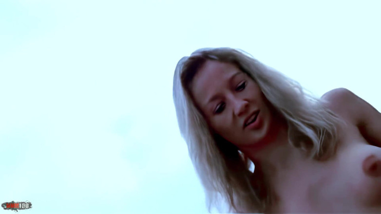 MMM100 Solo: Lady-Margaux: Lady Margaux plajda soyunuyor ve dans ediyor