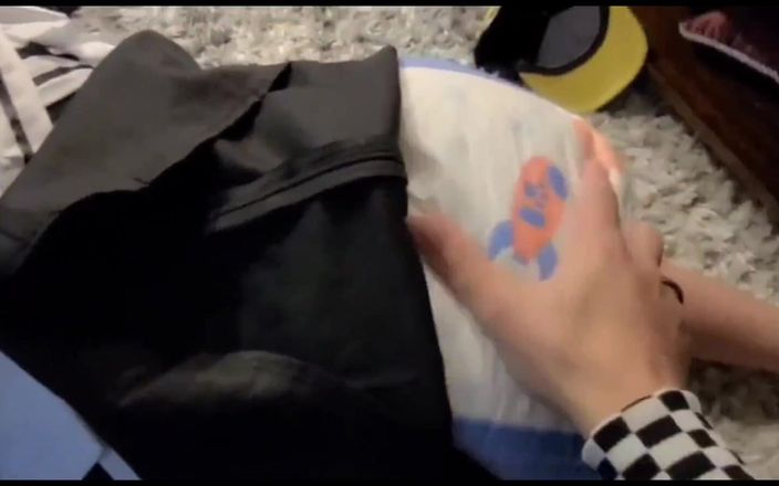 Kinkytwinkpamps: Твинк ставить мокрий мокрий мокрий член на обличчя покоївки і завиває