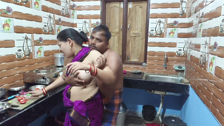 Sona bhabhi: インドの主婦が夫の友人によるキッチンでのハードコアセックス