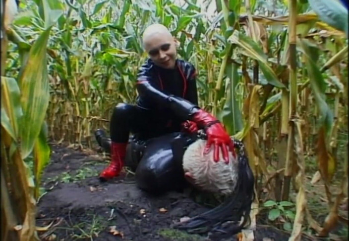 Absolute BDSM films - The original: Lamiendo coño en máscara de gas humillante
