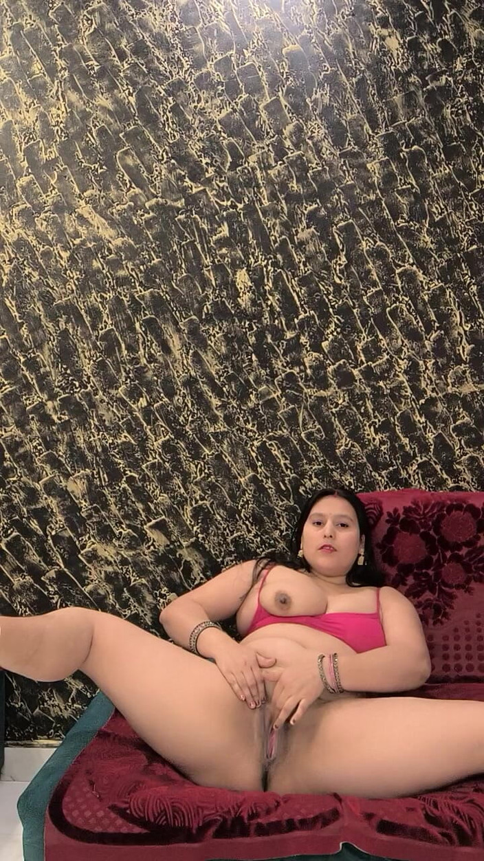 Puja555: पूजा भाभी गुलाबी चूत में ऊँगली करती है