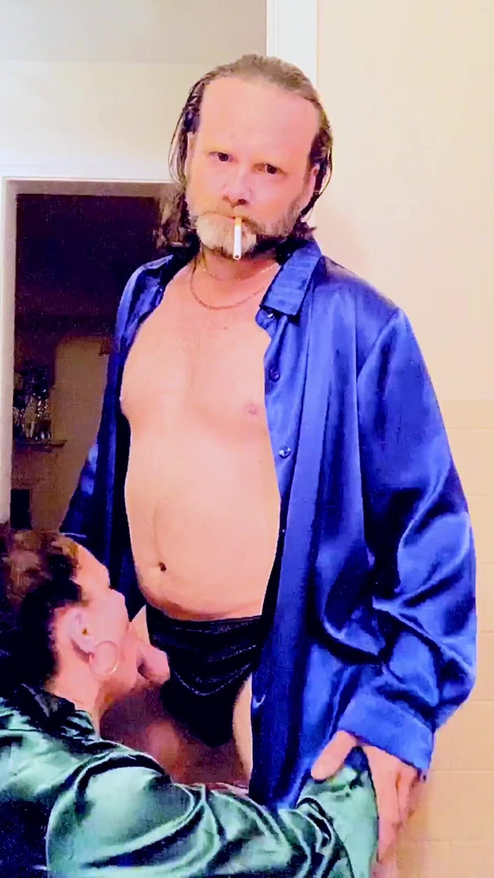 Satin Fetish King: Mamă sexy suge și fute pula în bluză de satin verde cu...