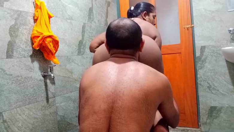Naughty Jaanu: Zeița indiană desi a găsit sclavul de lins, își curăță tare...