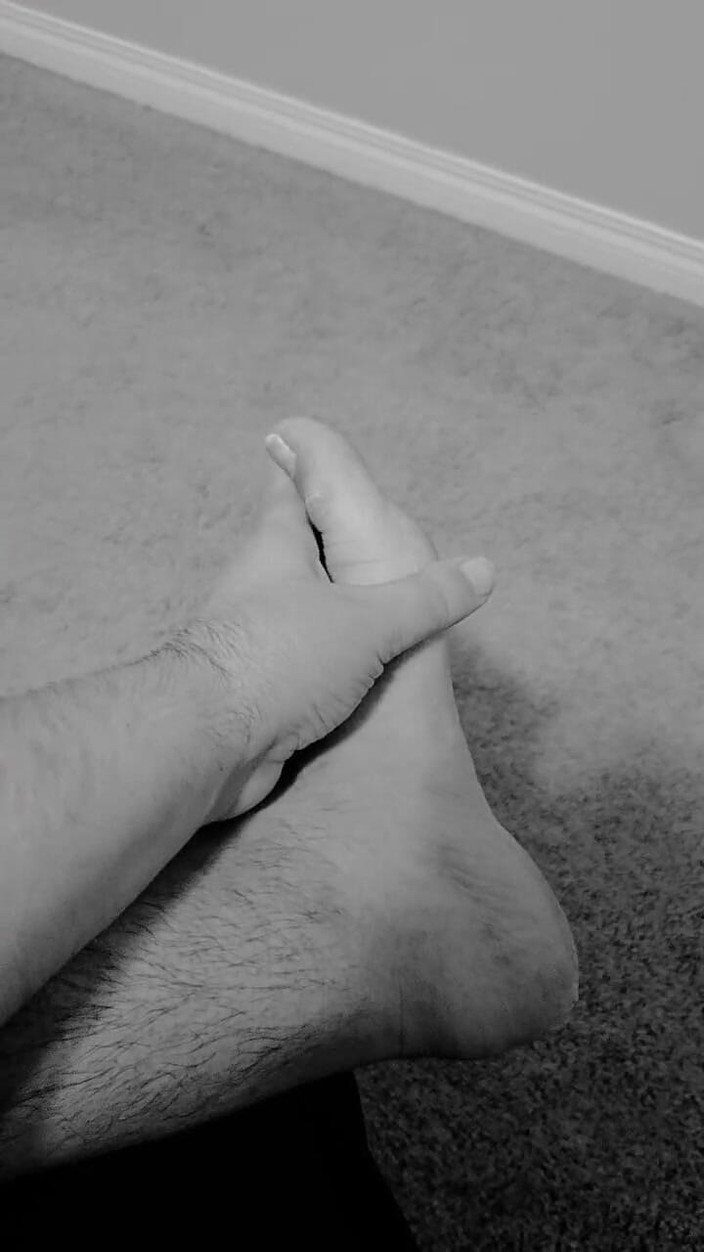 Erotic Man: Gemete masculine și mângâieri de picioare murdare