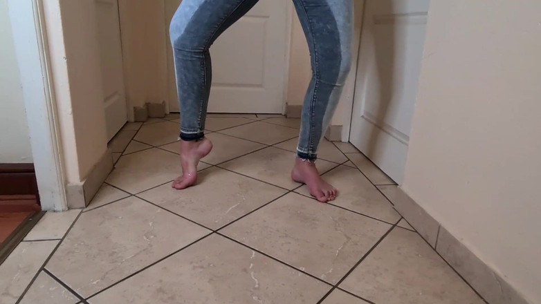 domslutfucker: Cewek nakal rambut cokelat ini pengen kencing, kencing di balik...