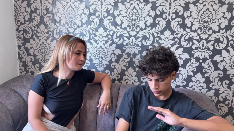 KenaySexxx: Mama vitregă cu curul mare îl învață pe micul ei fiu vitreg...