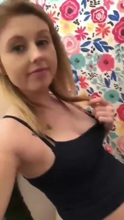 Wet Devil 23: Une femme enceinte fait pipi pour vous