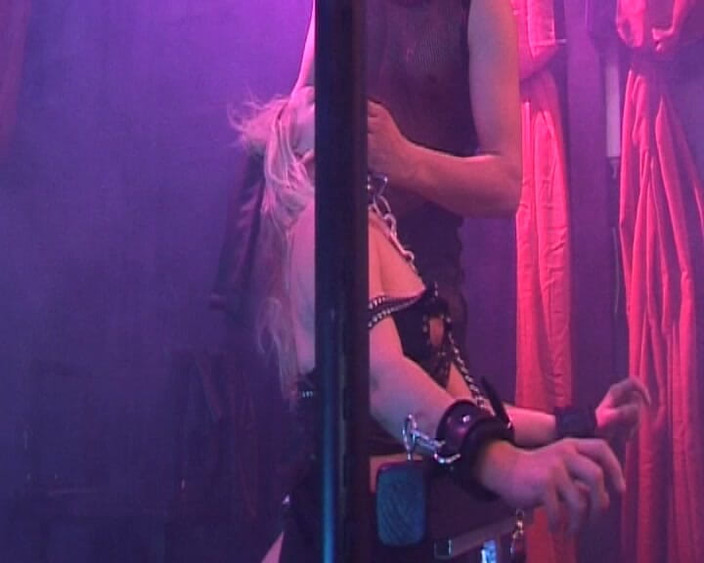 Spank-Bang: Bionda tettona gode per la prima gangbang BDSM!