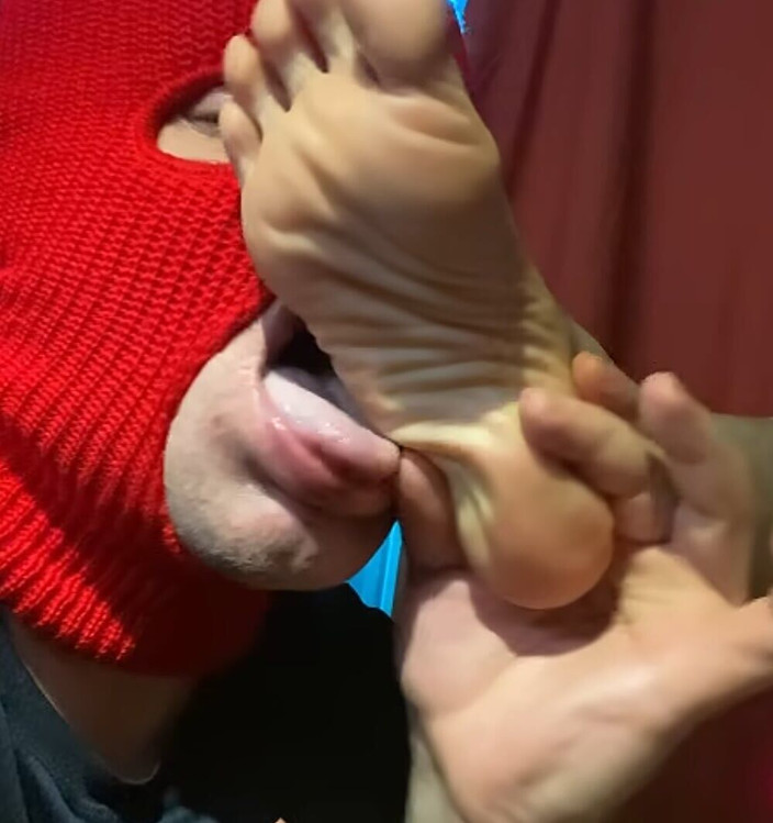 Naelor: Melove dostaje jej małe stopy i długie palce zjadane przez...