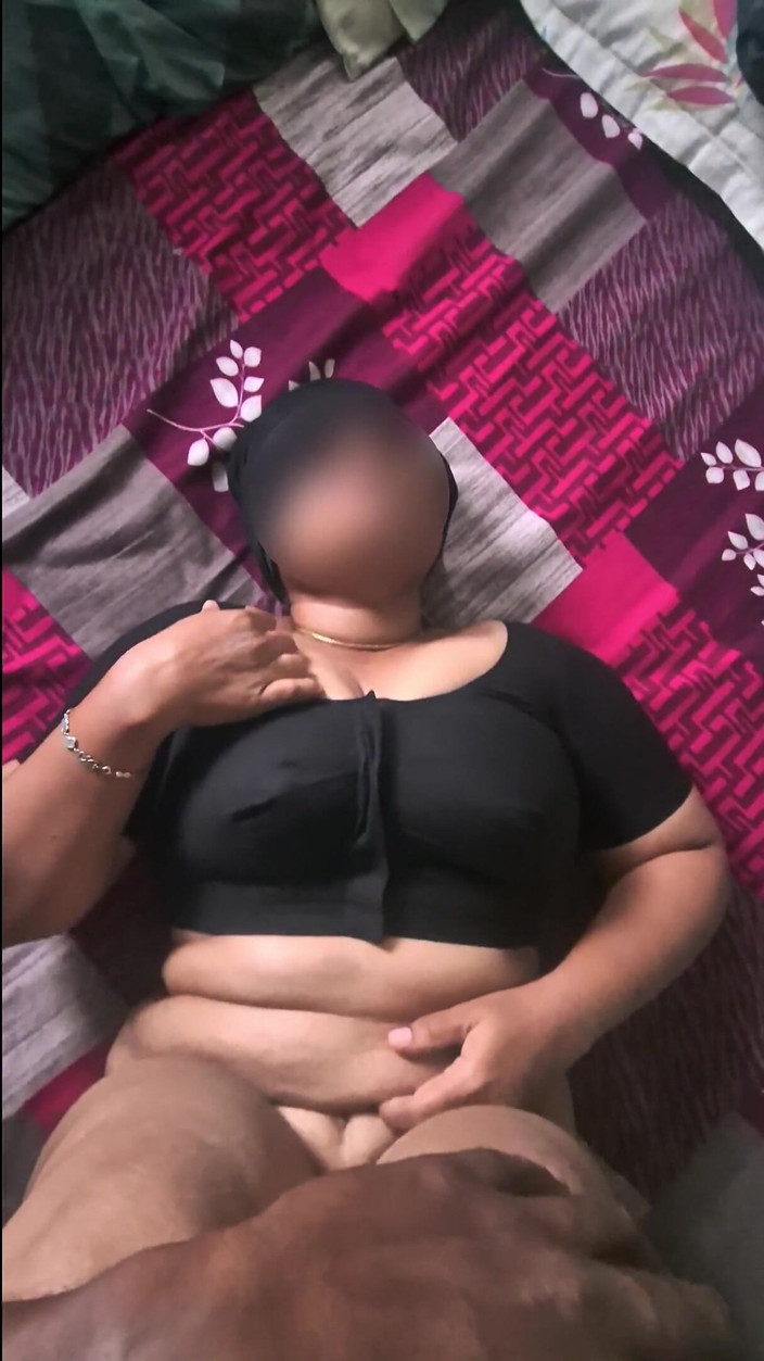 Black & white desicat: Sexy india ama de casa en blusa negra follada duro &amp;...