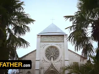 Yesstepfather - chico travieso Marcus Rivers se masturba mientras hace twerk en la cremosa polla del sacerdote Oaks