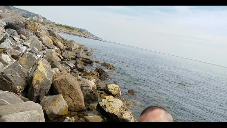 Boy jerking off: Zobacz, jak dotykam się nad morzem