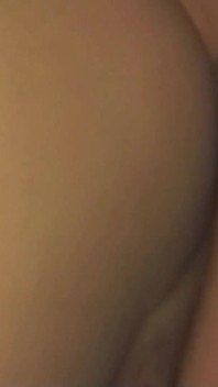 Rubia sexy transexual follada en un trío y bebe una corrida de un vaso