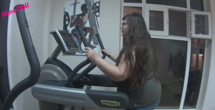 Nina Doll: Bộ ngực khổng lồ của tôi bị rơi ra khỏi áo...