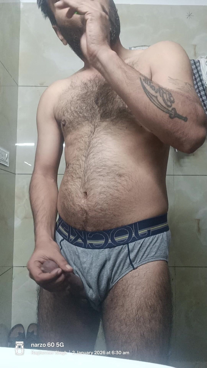 Rajasthani-old-lover: L'indiano del rajasthani desi man si gode la doccia ed...