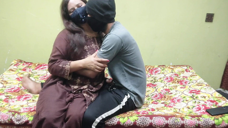Pakistani CoupleX: Indiancă desi bhabhi Ko Pati Ke Dost Ny Ghar Ja...
