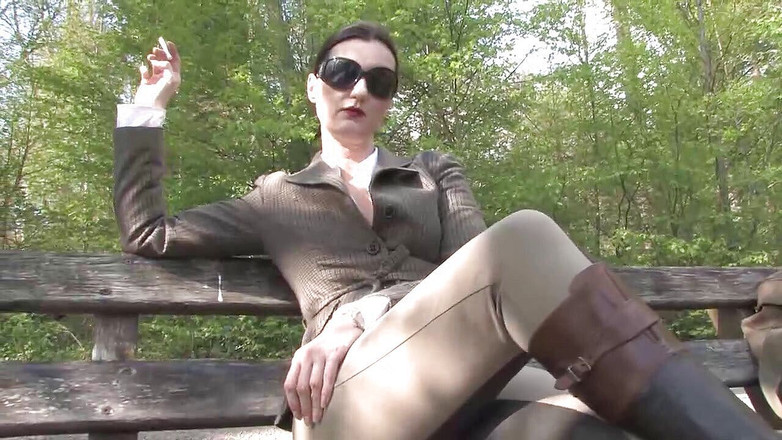 Lady Victoria Valente: 穿着骑马装的女主人：成为我的人类烟灰缸和靴子舔舐者