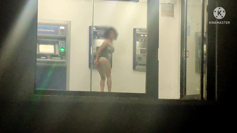 Traviezisha: Maminsynek w puszczalskiej sukience masturbuje się tyłkiem w publicznym bankomatie...