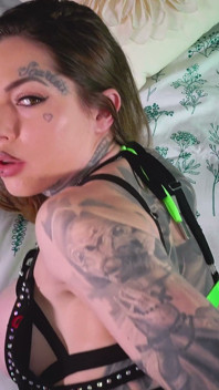 Chantal Danielle &Mannie Coco - stor titted goth flickvän