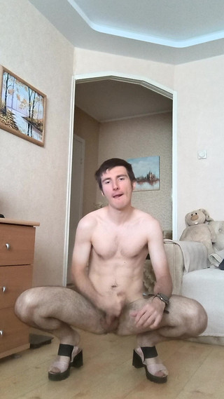 webcamboy98: Webcamjongen danst op hakken