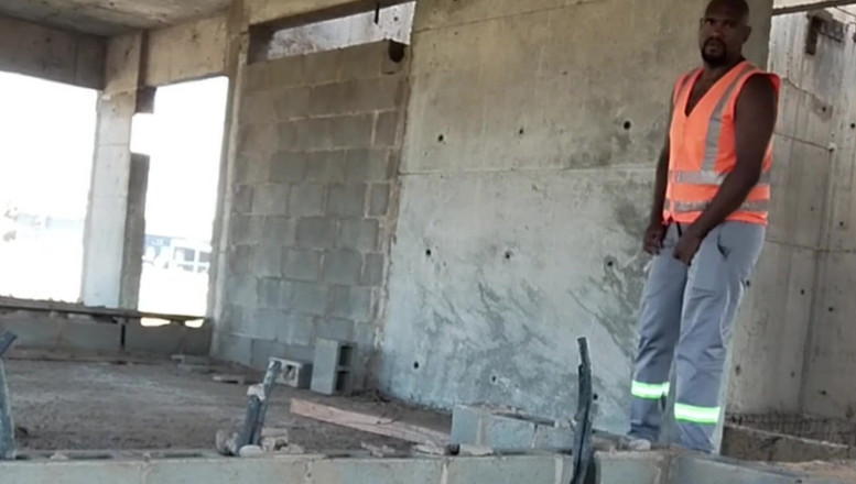 TheBlacKHunterr: 工作结束后，我去了建筑工地射精