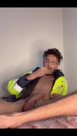 ARAB HUNG TWINK: 建設作業員が巨大なチンコをしごき、射精するまで