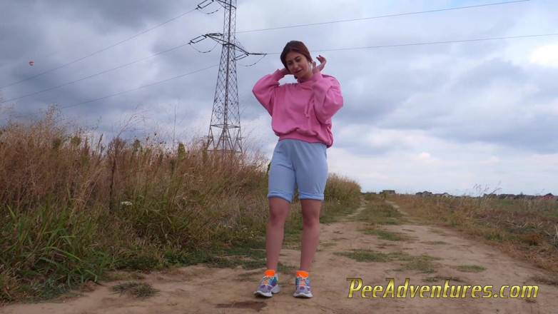 Pee Adventures: Đi tiểu quần áo của cô ấy khi cô ấy đi ra ngoài để chạy...
