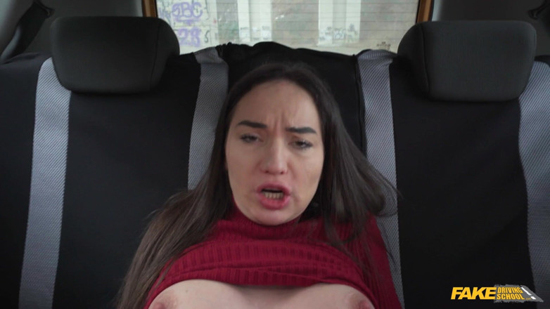 Fake Driving School: 가짜 운전 학교 - 팬티를 입지 않고 차에 타고 있는 Nataly Gold