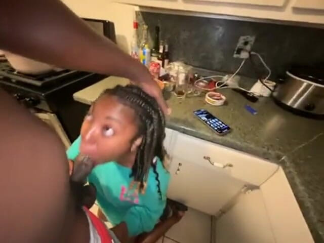 Fijii pornbox: 天哪，现在爸爸的大黑在我的喉咙里会发生什么