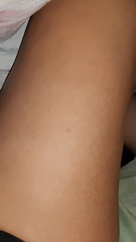 Miré debajo de la manta y allí estaba mi vecina lamiendo coño y mi novia mirando y masturbarse, trío sorpresa