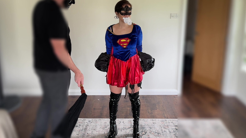 Queen-Lucy: Super hrdinka zachycena, zdrženlivá, roubíkem a dotýkaná, zbičovaná, škádlení, BDSM