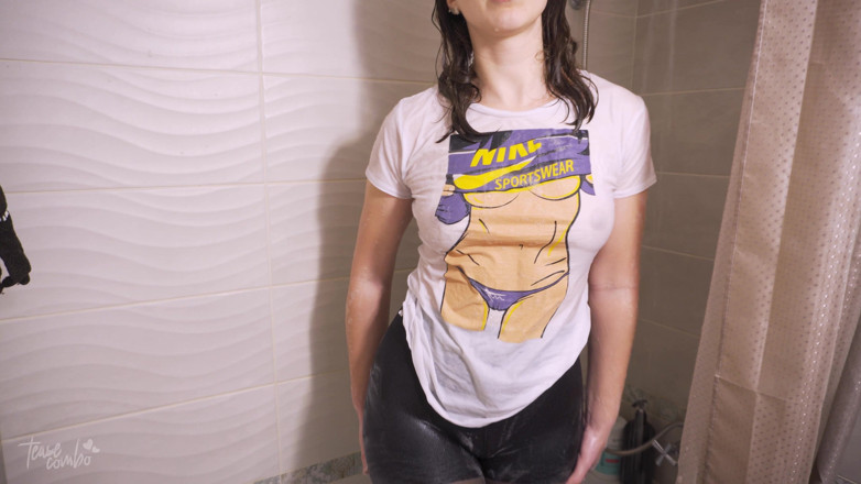 Teasecombo 4K: Горячая милфа в мокрых колготках соблазняет задницу