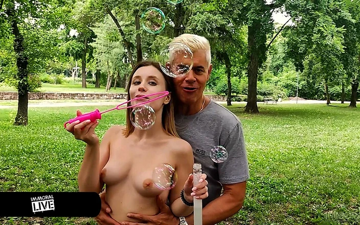 Immoral Live: Bubble Butt 19letá exhibicionistka Lily Blossom kouří bubliny ve veřejném parku -...