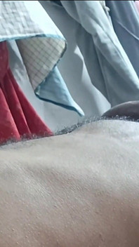 大きな巨乳を通るアスムルペニスマッサージ