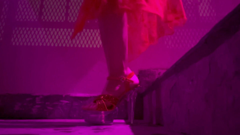 Artemisia Love: Artemisia Love ukazuje své dlouhé nohy, vysoké podpatky a šťavnatý zadek