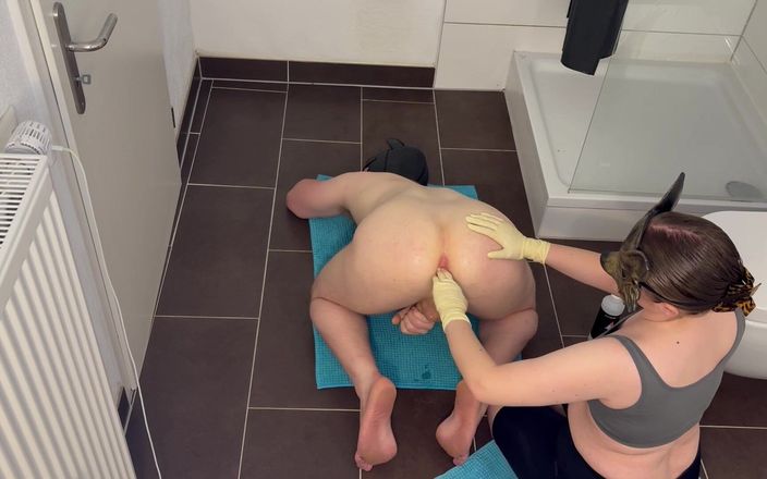 Sophie-Dom-98: Fisten Im Badezimmer