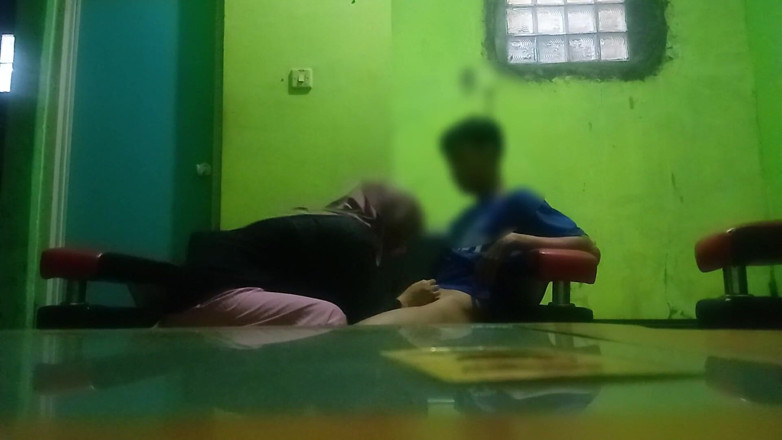 Famly sex: Я почти узнала, когда трахнула киску своего сводного брата в гостиной
