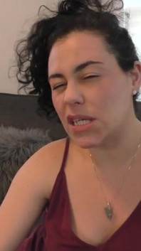 Esposa gostosa doce e cruelmente destrói o ego do marido corno