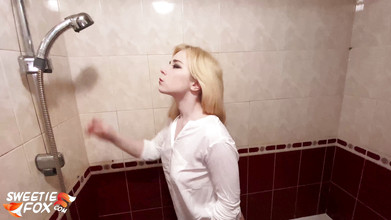 Sweetie Fox: Nena cachonda en camisa mojada juega con el coño y...