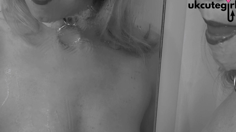 UKCuteGirl Lucy Lauren: Une poupée bâillonnée s’admire en train de bave dans le...