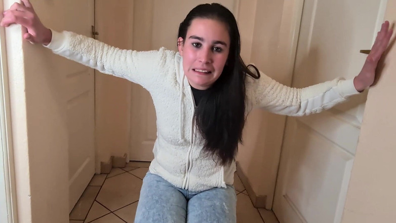 domslutfucker: काले बाल वाली रंडी को पेशाब करने की सख्त जरूरत है, उसकी नीली जींस में पेशाब करती है