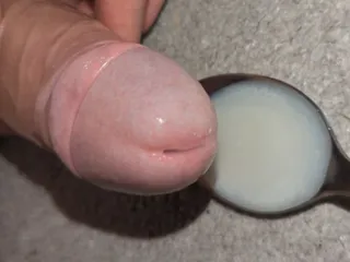 Super gros plan, branlette, bord et fuite plusieurs charges sur une cuillère et avalage de sperme ruiné orgasme non coupé, bite veineuse