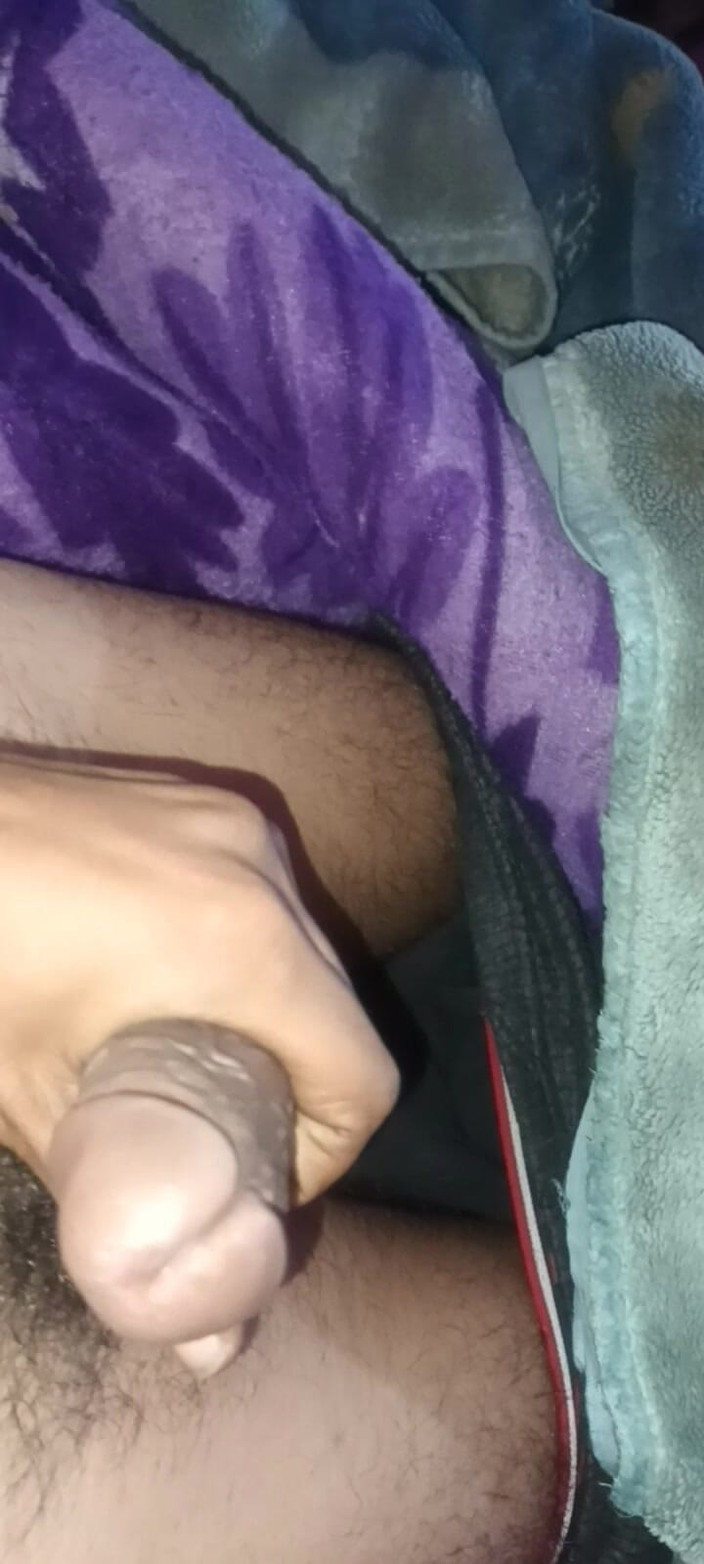 Luckky: Młody chłopak masturbuje się