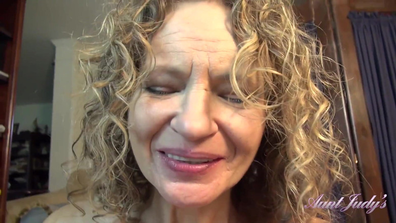 Aunt Judy's: Твоя возбужденная зрелая мачеха Tia сосет твой член в видео от первого лица