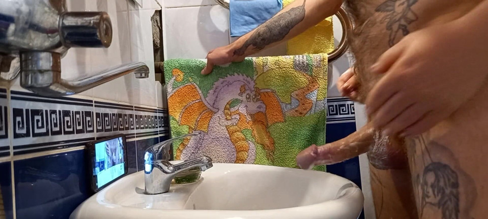 Zona901: In the bathroom, a girl helps me masturbate my cock