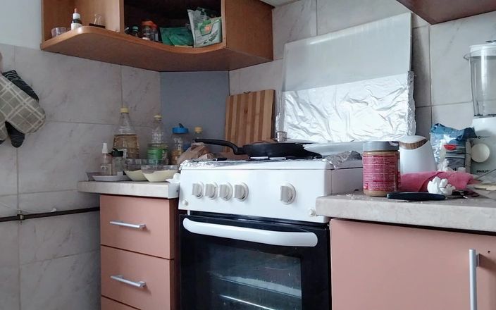 Mirsur: Sexy stiefmoeder naakt in de keuken, latina harig poesje, grote...