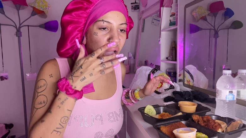 Nali Marie: Mukbang 辣味食物asmr长指甲凌乱的脸视频博客