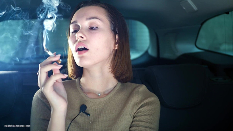 Russian Smokers: Sexy rusa nena fumando cigarrillo en entorno natural