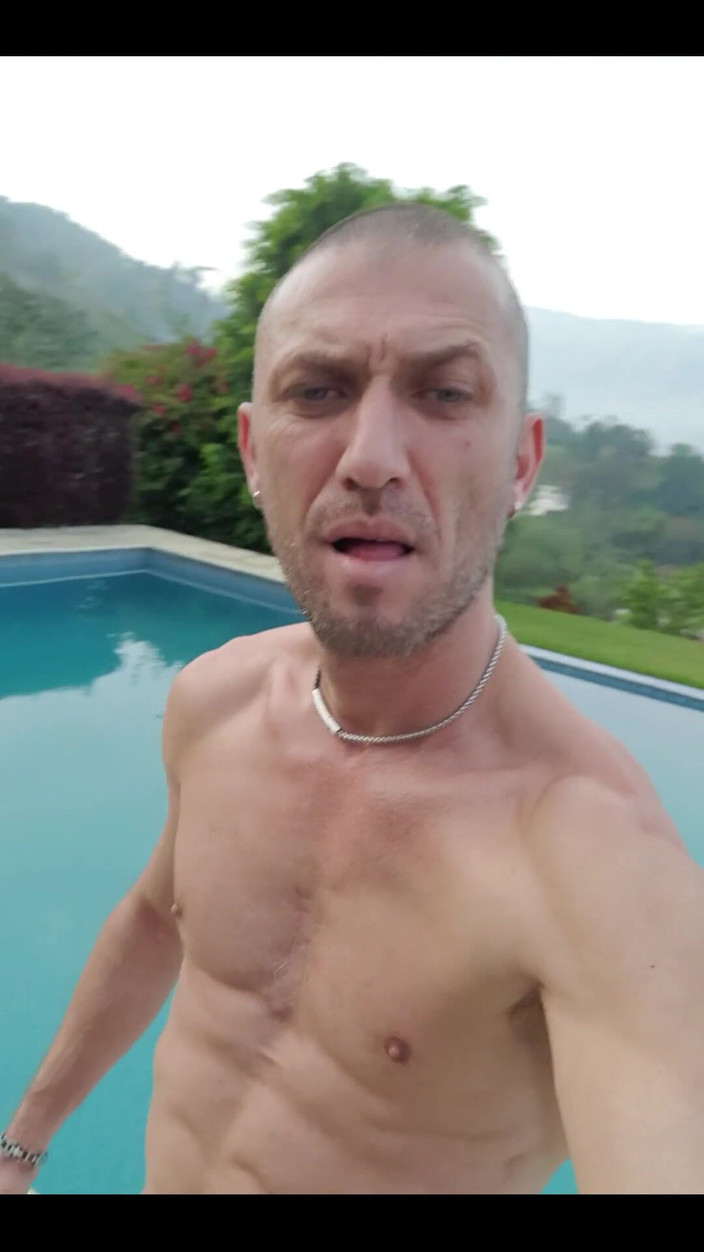 Boy jerking off: Nuda in piscina